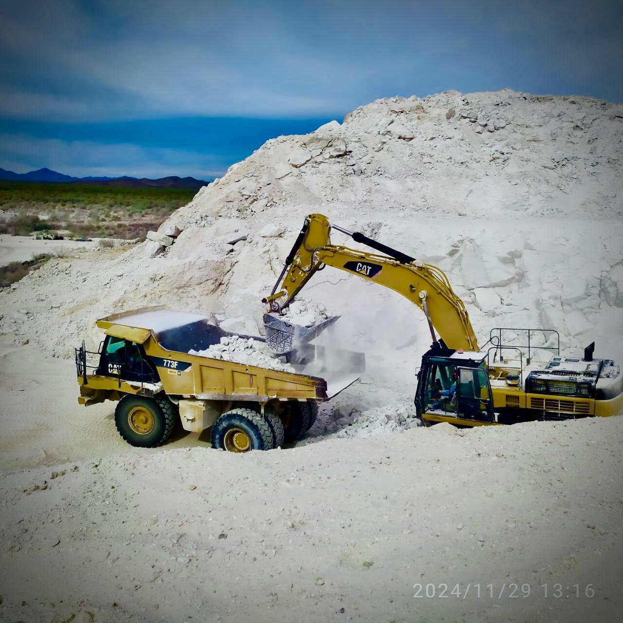 CAT excavator loading 773F